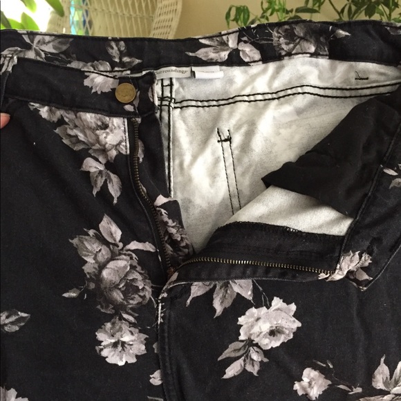 Soft Surroundings 18 Floral Black Jeans w/ Stretch - Picture 3 of 6